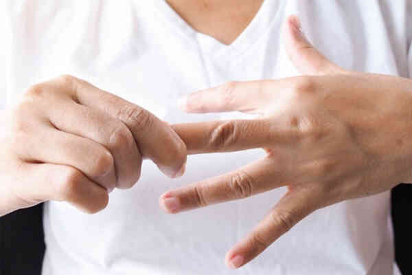 Đầu ngón tay bị tê buốt là bệnh gì?